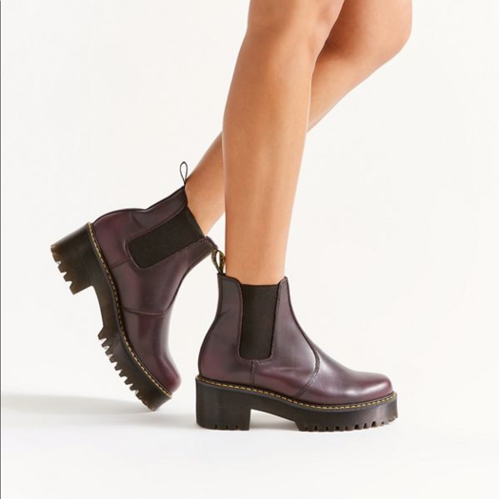 NWT ROMETTY CHELSEA VINTAGE PLATFORM DR. MARTENS